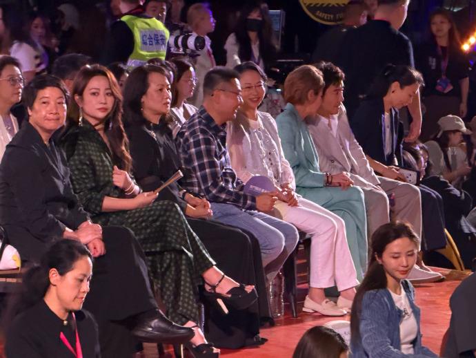 今天马丽和沈腾还有杨紫琼在澳门出席活动，三位搭配的都很有特色，也都很有明星风采。