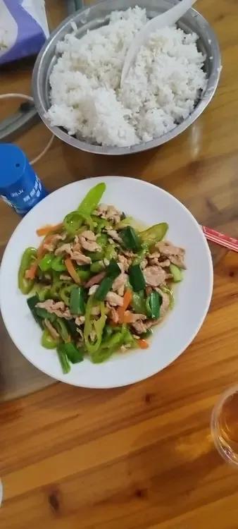 骑行到百色市右江区阳圩镇已经下午一点钟，在一家店吃了份快餐，遇到了个高级厨师，吃