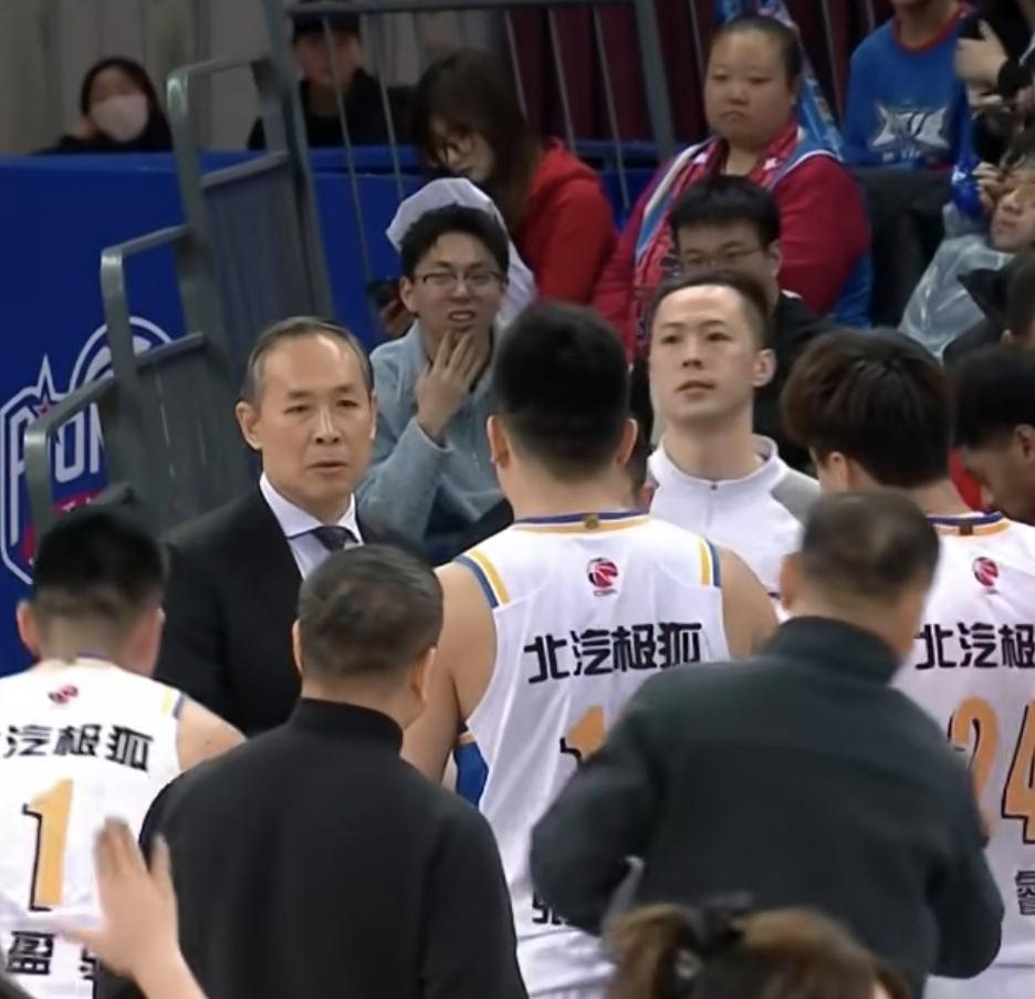 CBA常规赛/爆冷不敌天津男篮，徐利民距离下课还有多远？
在刚刚结束的一场CBA
