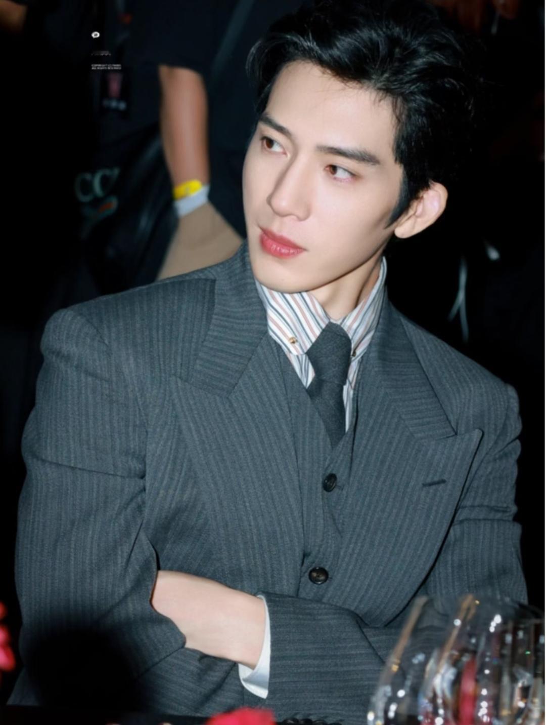 好帅……井柏然 