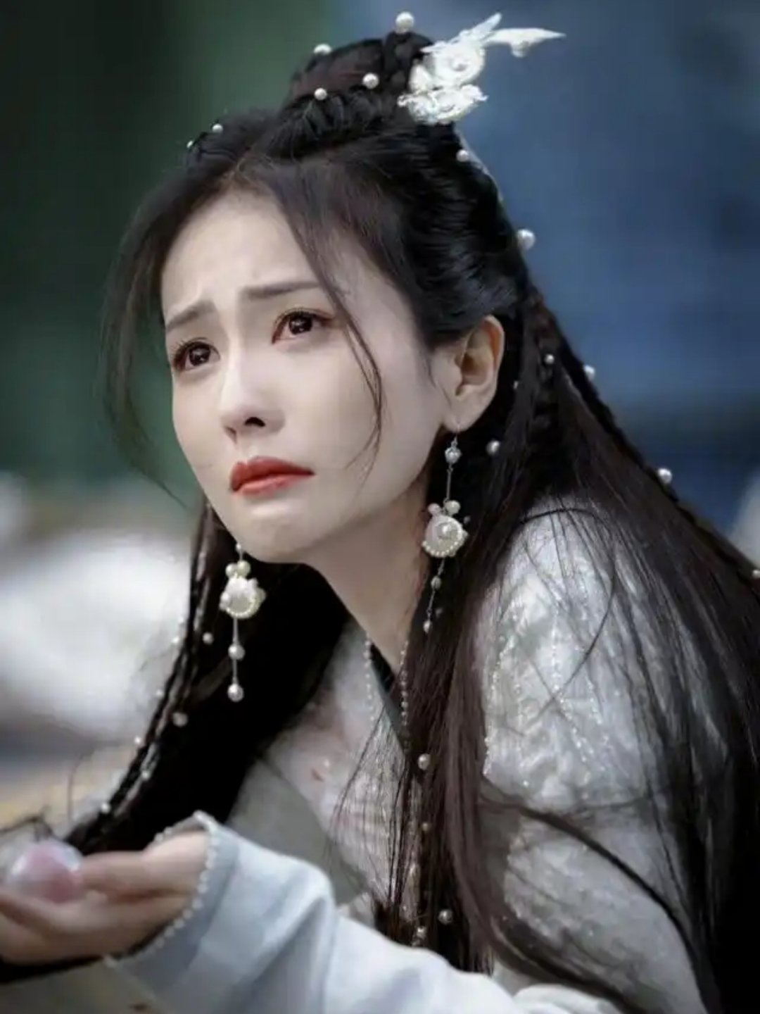 蒙淇淇向白鹿道歉 编剧蒙淇淇发文向白鹿道歉，承认此前关于“白鹿干预《莫离》剧组更