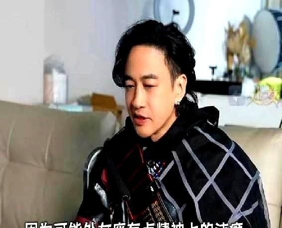 何润东最近接受采访，直接回应“古装武将天花板”这称呼，他说不敢当，觉得就是运气好