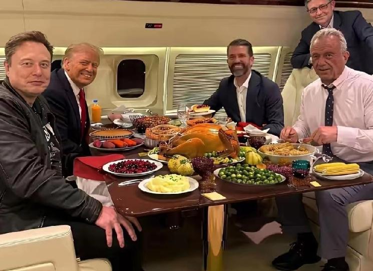 特朗普飞机上真没吃火鸡，更没啥毛骨悚然的盘子。

网上疯传的那张图，早被《新闻周