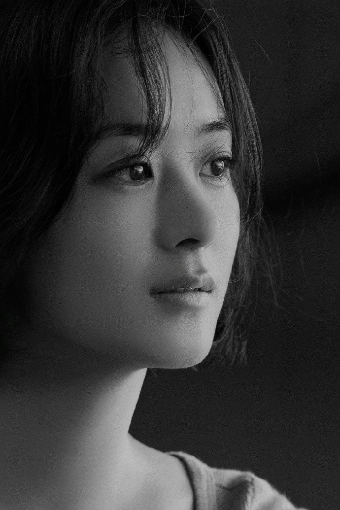 #赵丽颖瞳映本心亦观万相# 赵丽颖夏日午后的片场一隅瞳映本心亦观万相，期待向阳花