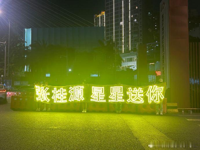疑似张桂源朋友圈张桂源朋友圈？这一眼看过去太假了吧但也有网友澄清说是自己捡到的手