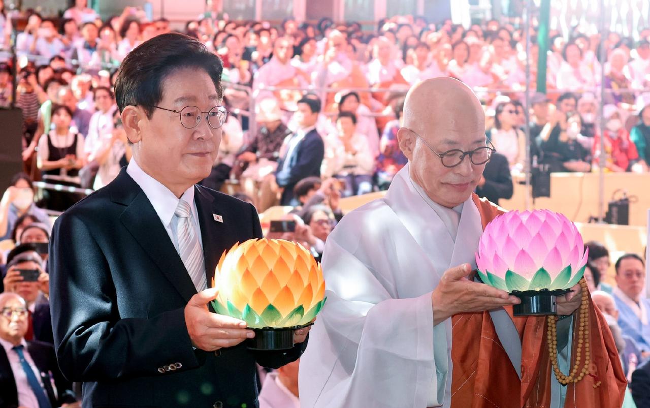 佛诞节献灯，韩国两任总统的对比出来了！
 
5月24日，韩国现任总统李在明在首尔