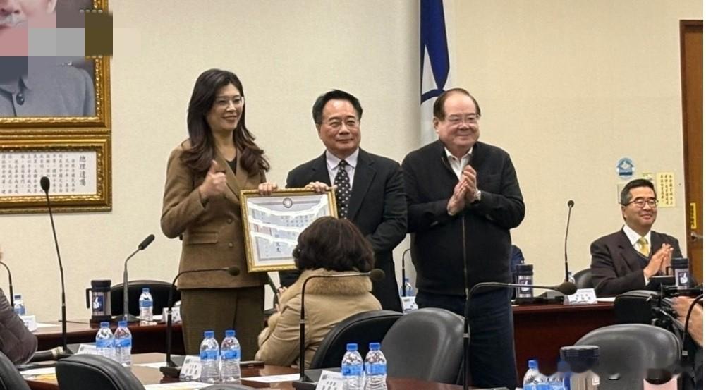 蔡正元主动放弃再审机会，表示对台湾司法已经失望！郑丽文送暖赞“带着勋章入狱”，蔡