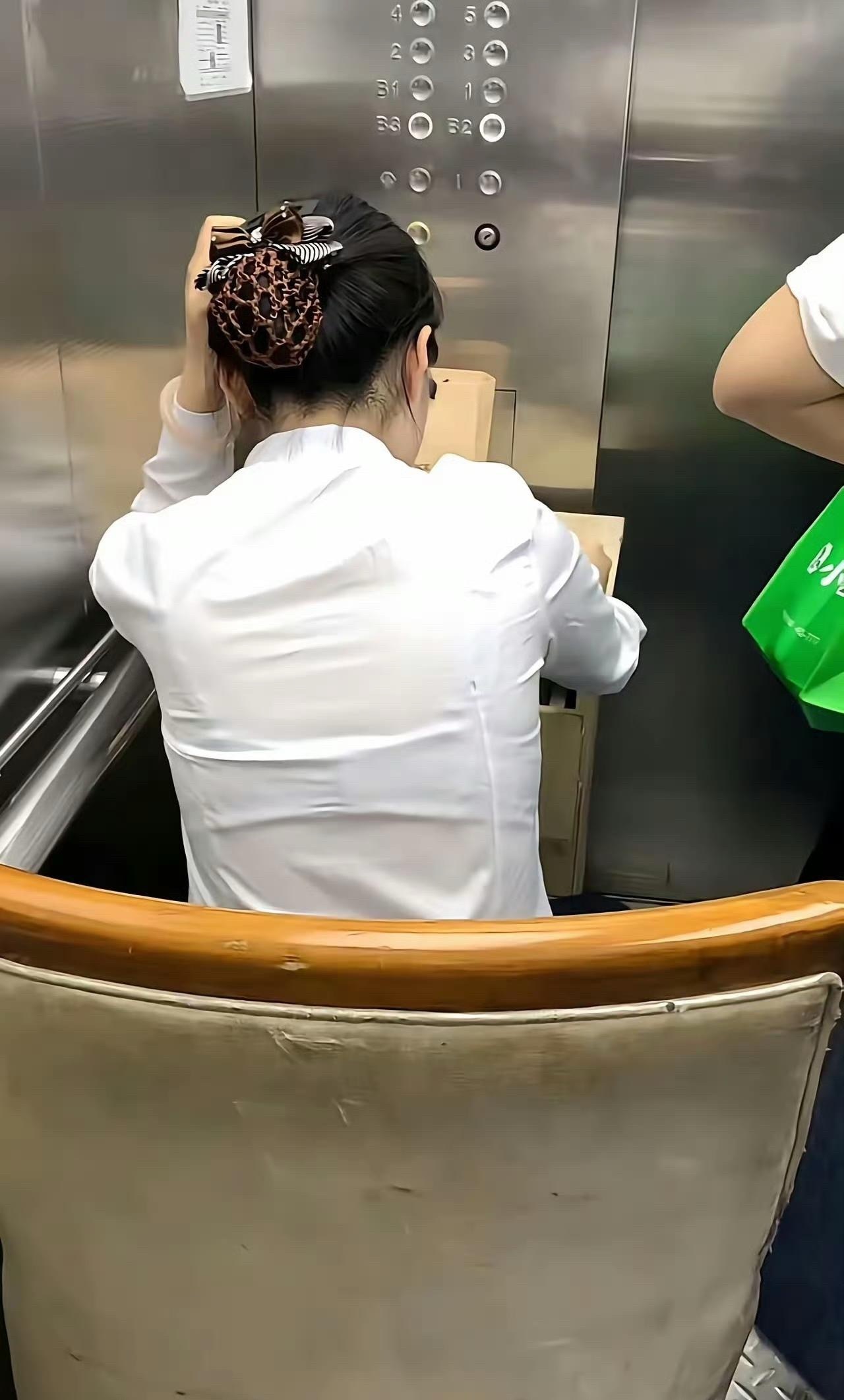 这是什么神仙职位。只用在电梯里帮忙按楼层就行了，还可以吹空调 