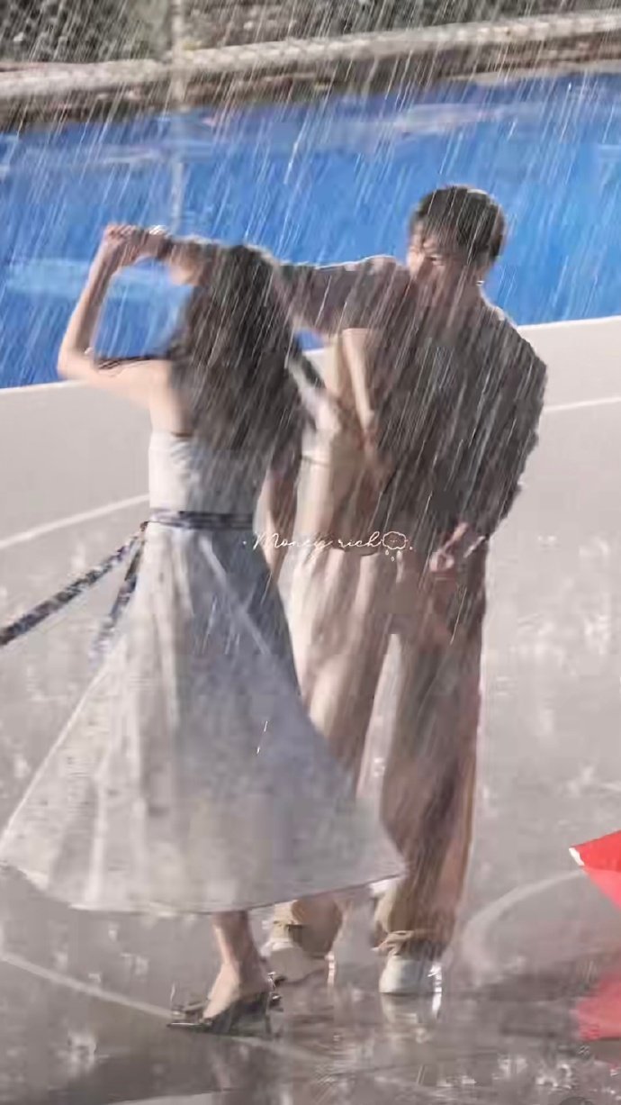 胡先煦周也新剧雨中跳舞 这个雨中名场面太戳人！磅礴大雨里，胡先煦与周也自在起舞，