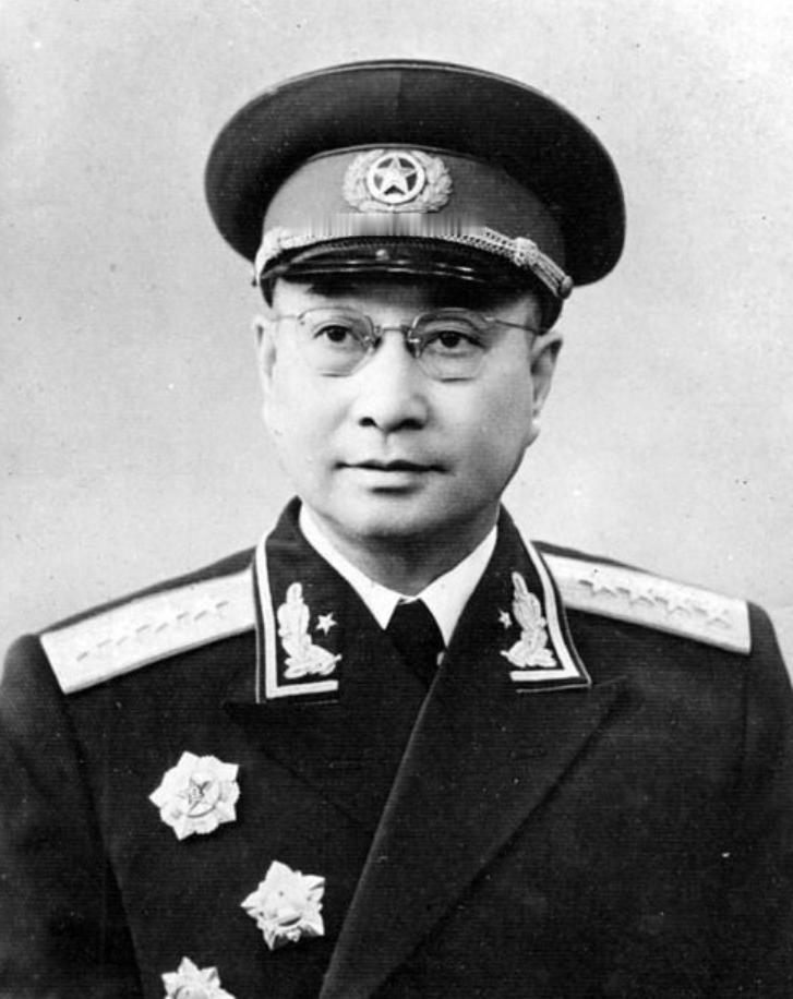 开国大将陈赓的人脉与经历堪称独一份传奇：


1960年10月19日，北京颐和园