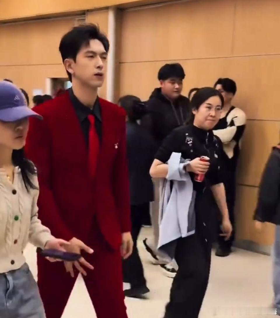 李现一身红色过大年，这气质真的太绝了。 