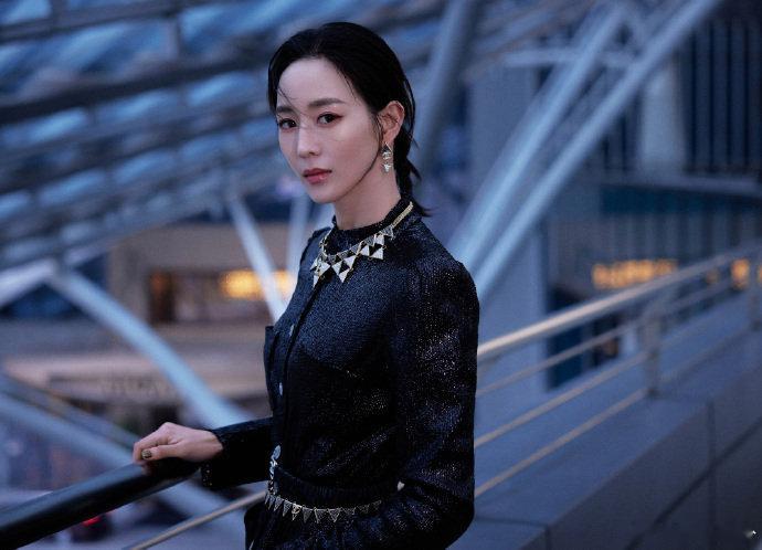 #张钧甯新中式刺绣穿搭#张钧甯每一次都能是我们眼前一亮，这次给我们带来的新中式刺