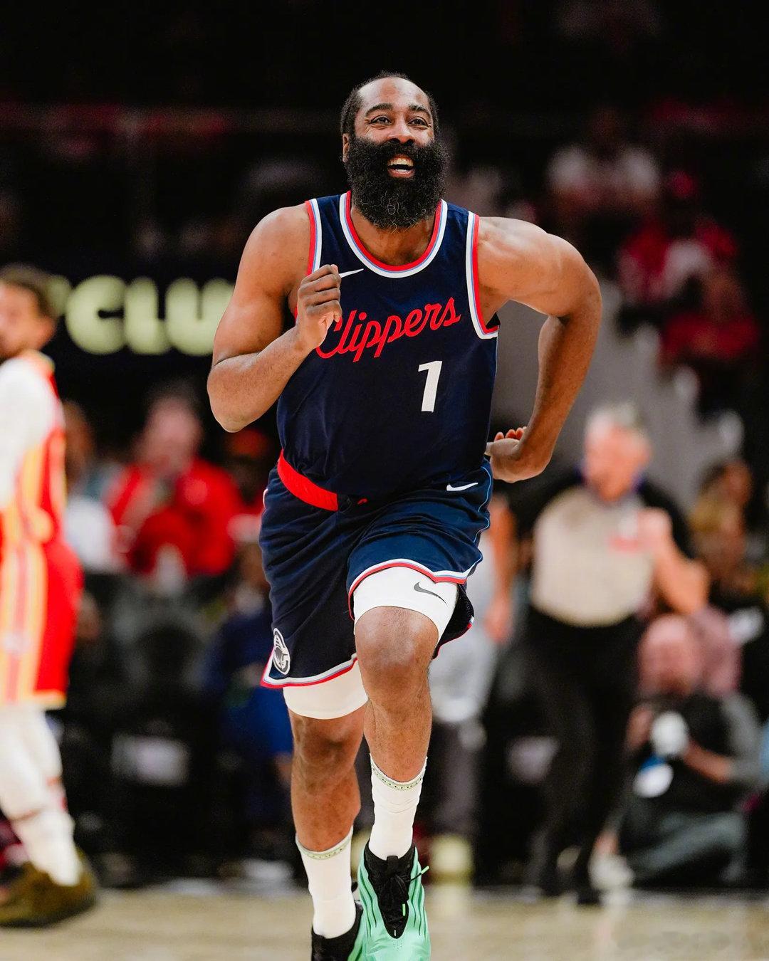 哈登“反戈”旧主这原本只是一场普通的常规赛，却因为一笔闪电般的交易变得火药味十足