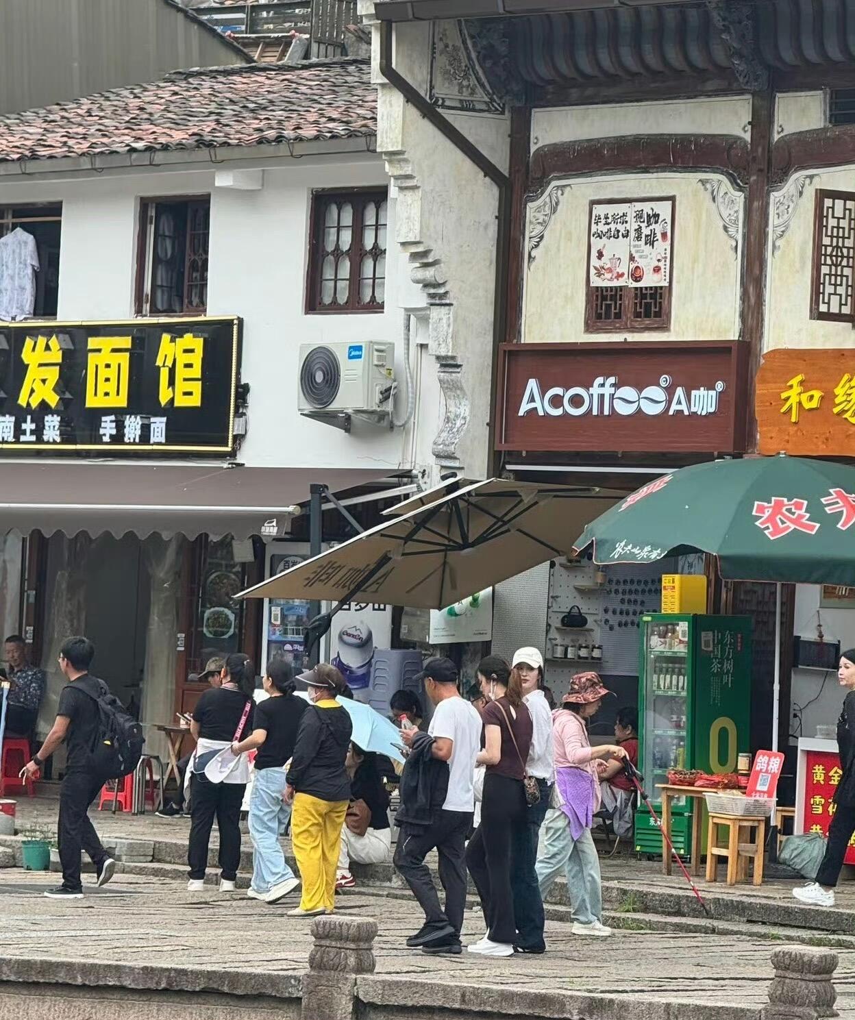 九龙山偶遇王楚然 有网友在九龙山偶遇王楚然，有粉丝说王楚然每逢快要进组就会去九龙