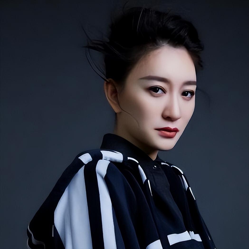 演员，李小冉，从东方歌舞团辞职，不敢跟家里说，跑出去找活干，父亲后来知道了，不能
