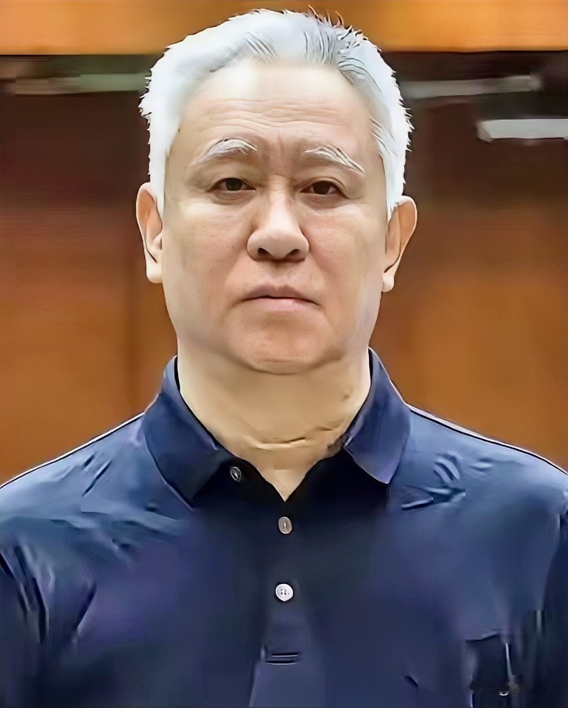 许家印是农村苦出身，小的时候，家里日子过得很艰难，许家印是靠着读书改变了命运，一