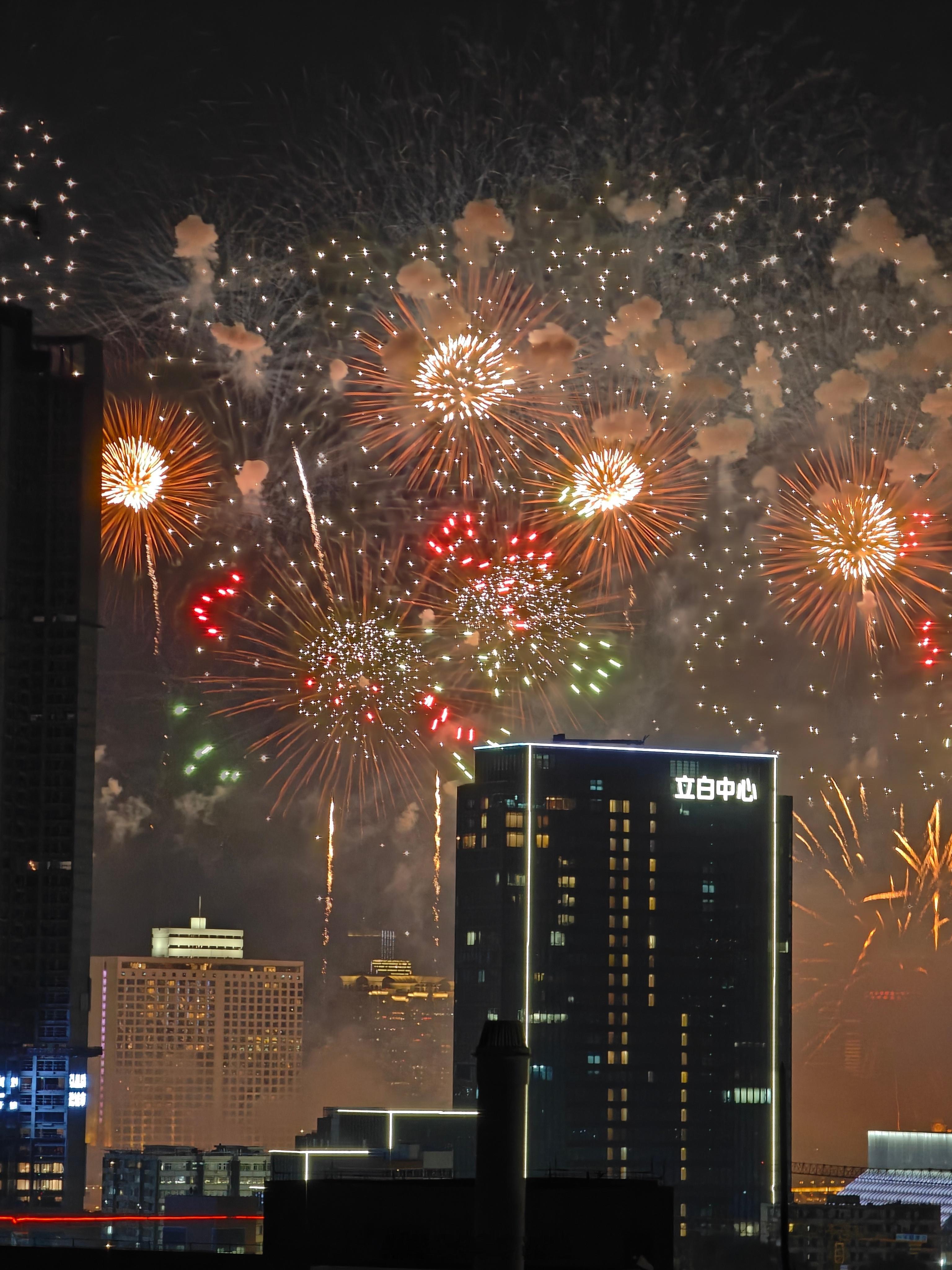 #广州烟花# 太猛了…暌违12年，又一次在天台看到广州烟花。 ​​​