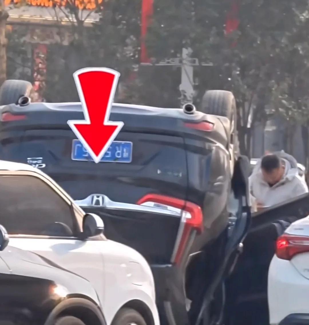 今天下午南阳孔明路与建设路口附近一辆小车直接摔了个底朝天，听说连树都撞倒了，也不