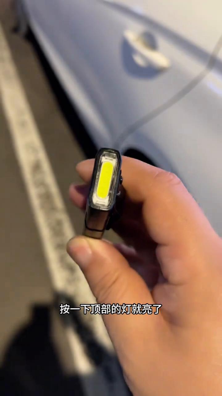 磁吸超薄强光小手电，应急照明、户外露营、车辆检修。
晚上出门的可以随身带一个强光