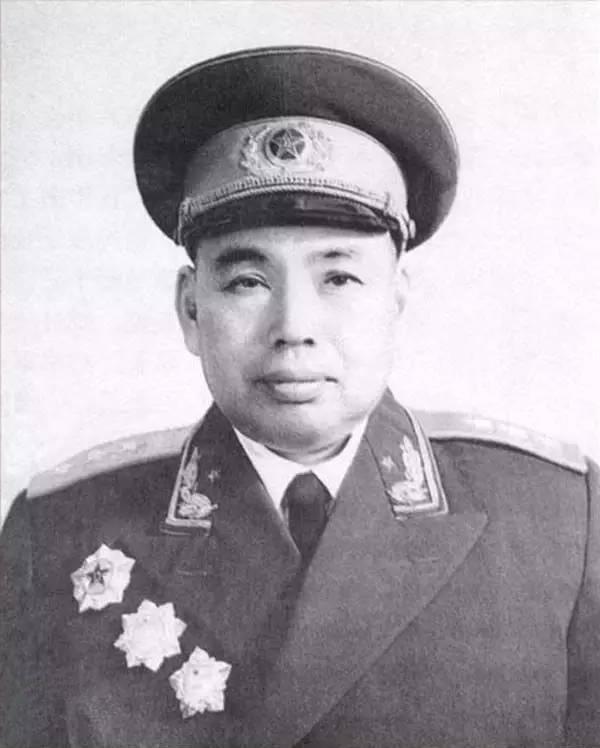 1960年，南京街头有几个泼皮公然抢劫一个老人，老人的护卫刚准备教训他们，就被老