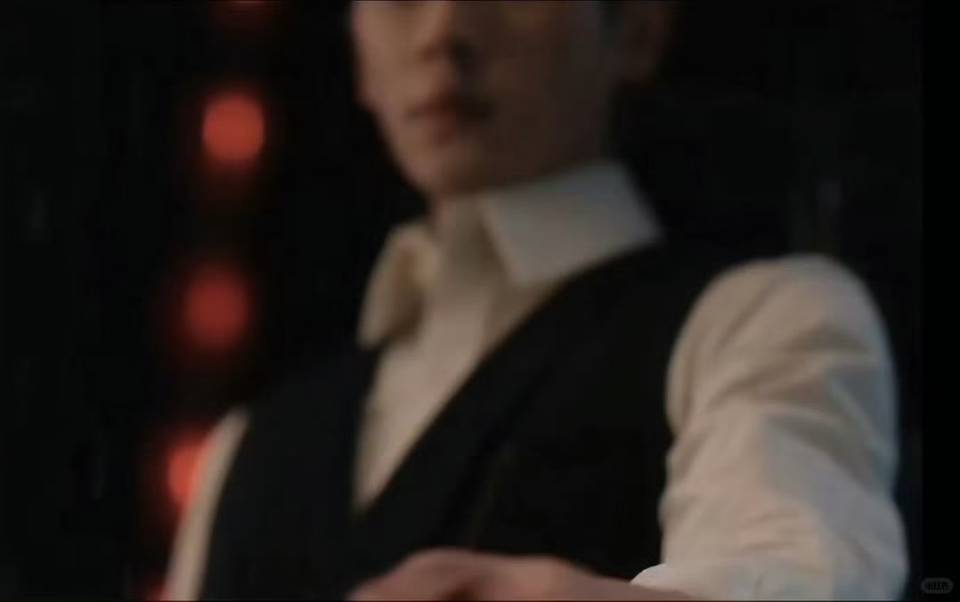 丞磊这个性张力藏在收敛感里的魅力格外戳人。丞磊仅凭一个皱眉，就铺垫出暗流涌动的暧