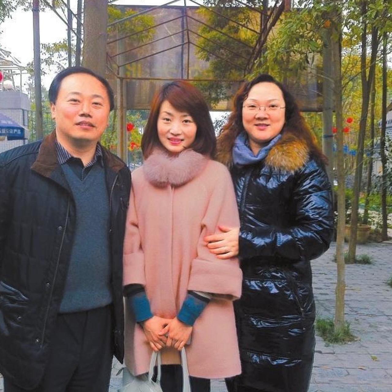余旭烈士和爸爸妈妈，一张罕见的合影，她才貌双全，30岁不幸牺牲。2016年11月