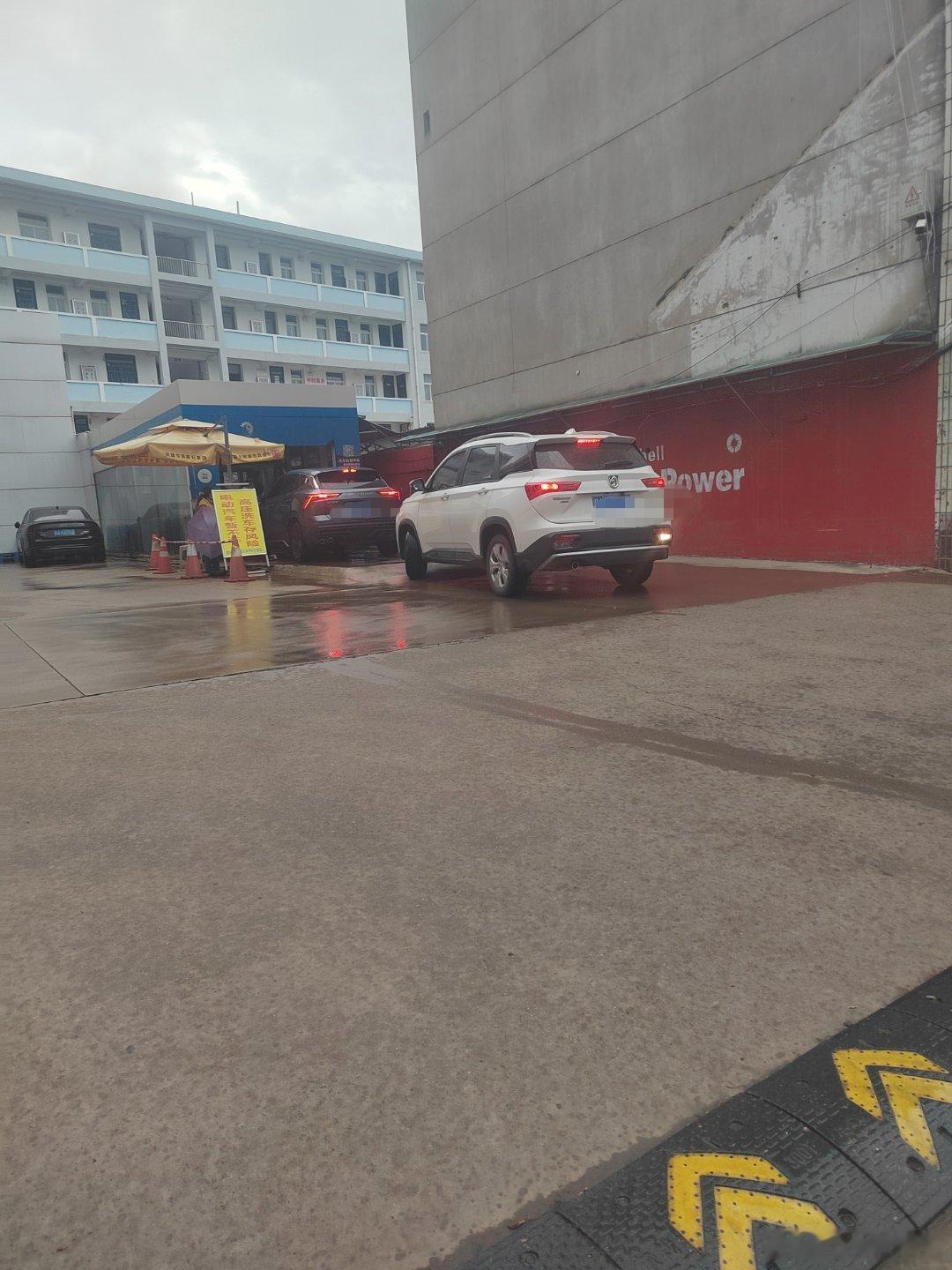 很难理解，明明下着雨，还有人排队洗车。 