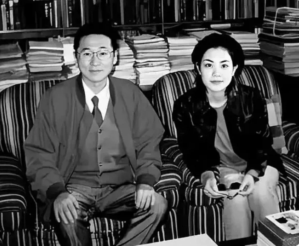 1994年，中国台湾，作家李敖在家中与歌手王菲合照，并送给王菲自己的著...
