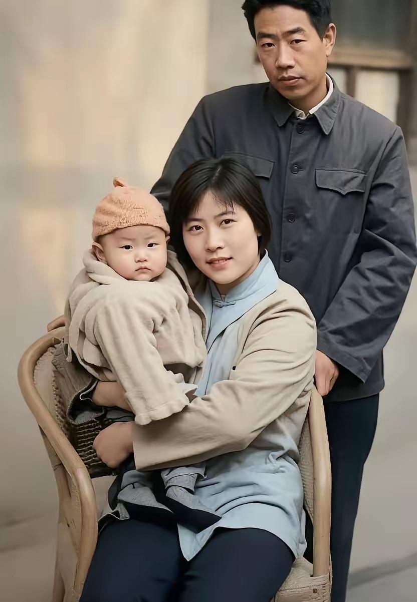 贾平凹的发妻韩俊芳，是丹凤本地的秦腔演员，年轻时容貌亮眼，家境在当地也不错。当年