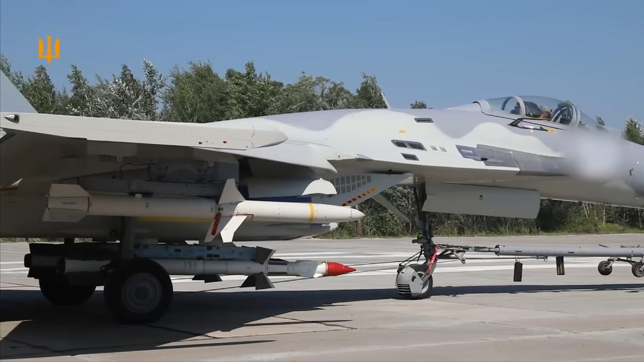 挂载AGM-88“哈姆”系列高速反辐射导弹的乌克兰空军“苏-27”和米格-29战