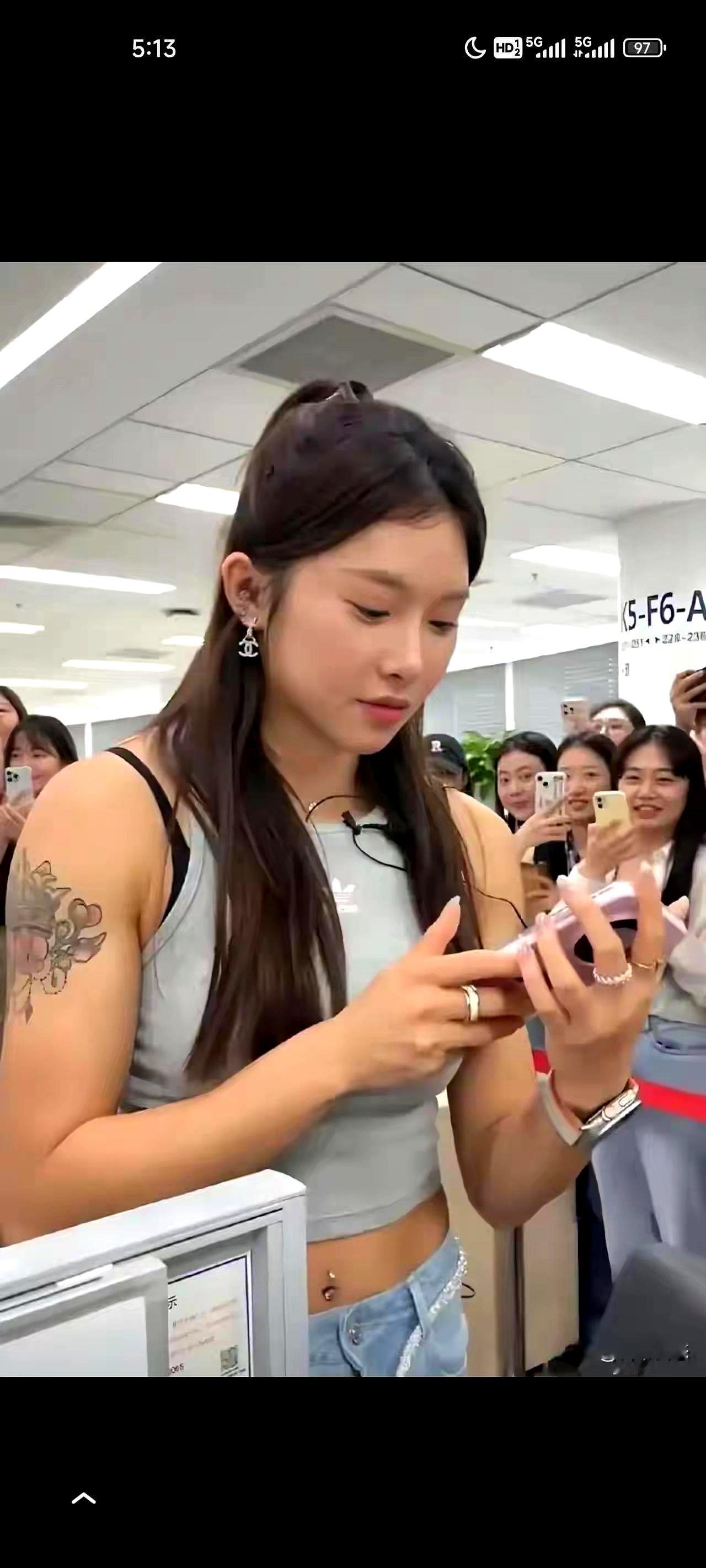 吴艳妮，175，59公斤，手臂像钢索，腹肌像搓衣板。
 
去年把全国纪录干到12