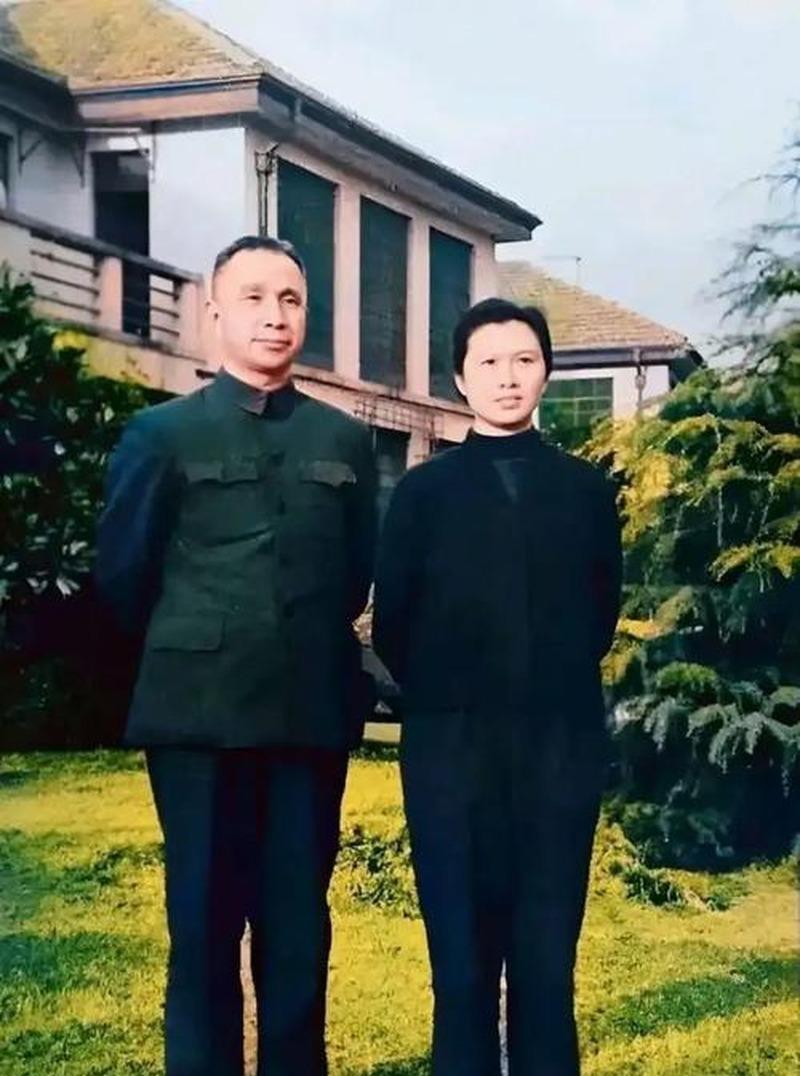 一个45岁的开国大将,头颅里竟藏了三块弹片。整整54年,连他自己都不知道。

直
