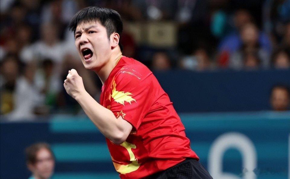 樊振东身披红色战袍亮相7月27日，德国杜塞尔多夫乒乓球俱乐部官宣新赛季阵容海报，