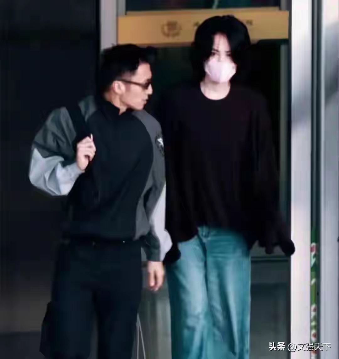 54岁王菲西安街头短发清瘦，网友直呼太年轻 像30岁出头！ 