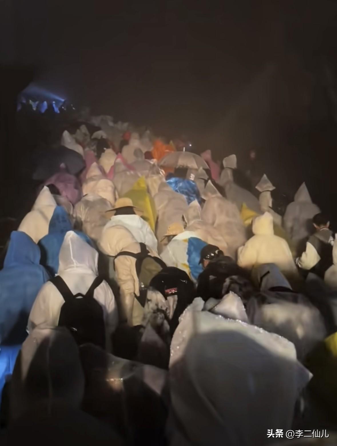 我一直觉得国庆这种长假不适合出去玩，因为我有一年国庆出去玩，发现，除了酒店费用翻