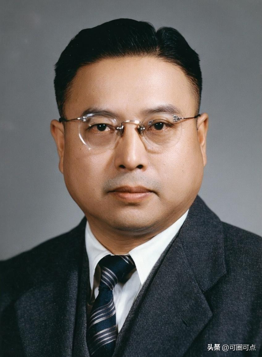 1949年，上海南车站路190号的监狱空地上，13个被五花大绑、头套蓝布的人，被