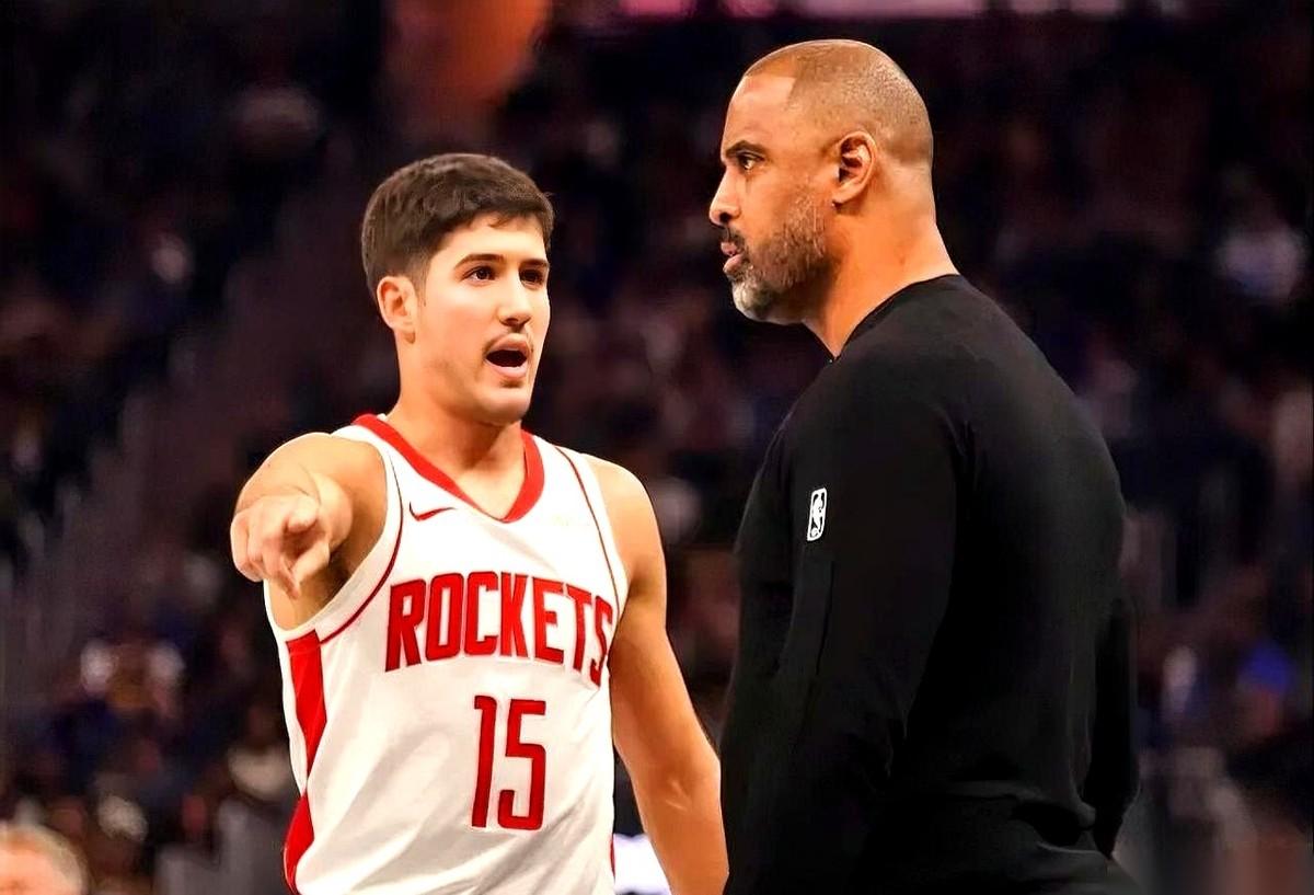 火箭119比113赢了雄鹿，一场本该轻松拿下的球，场上两个画面，越看越不对劲。