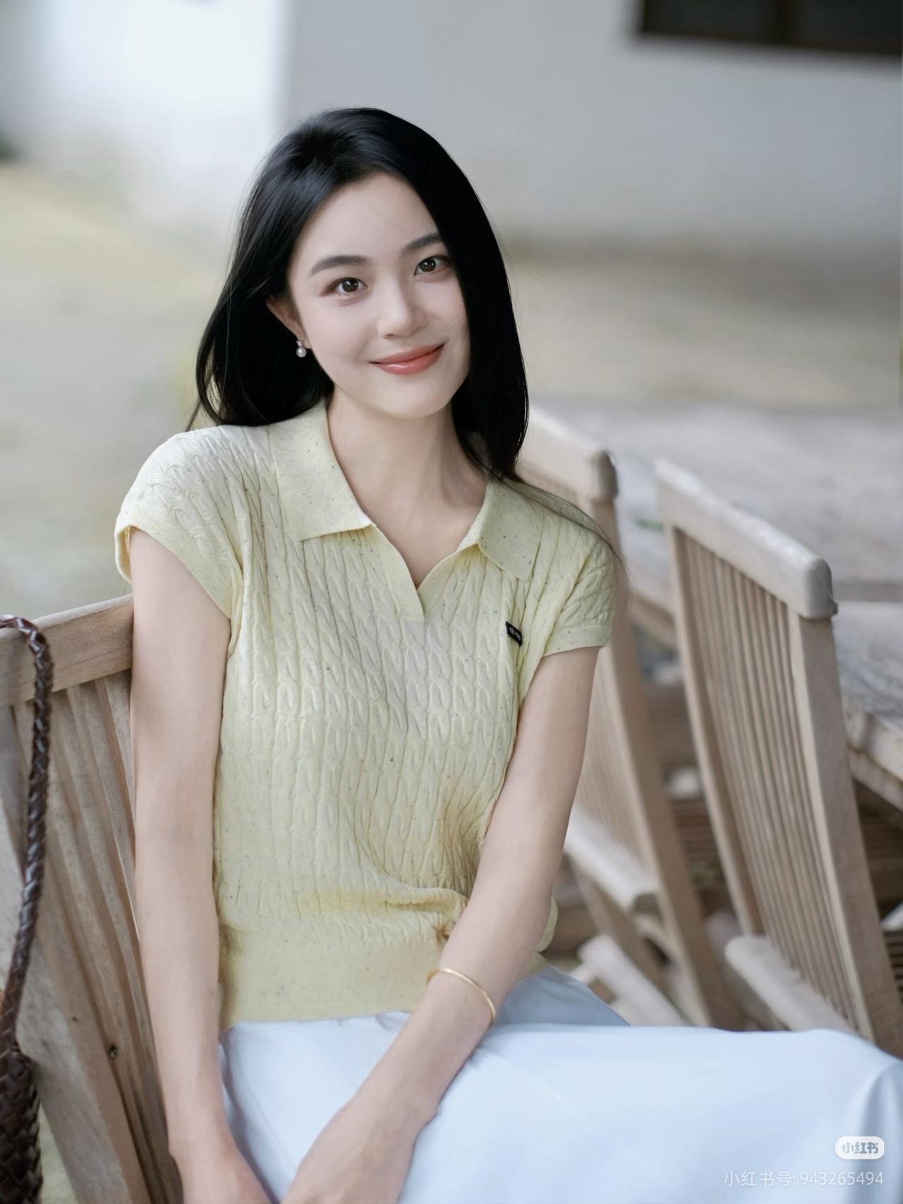 台风来临前的松弛感拉满温柔女人感 柔光里的温柔感