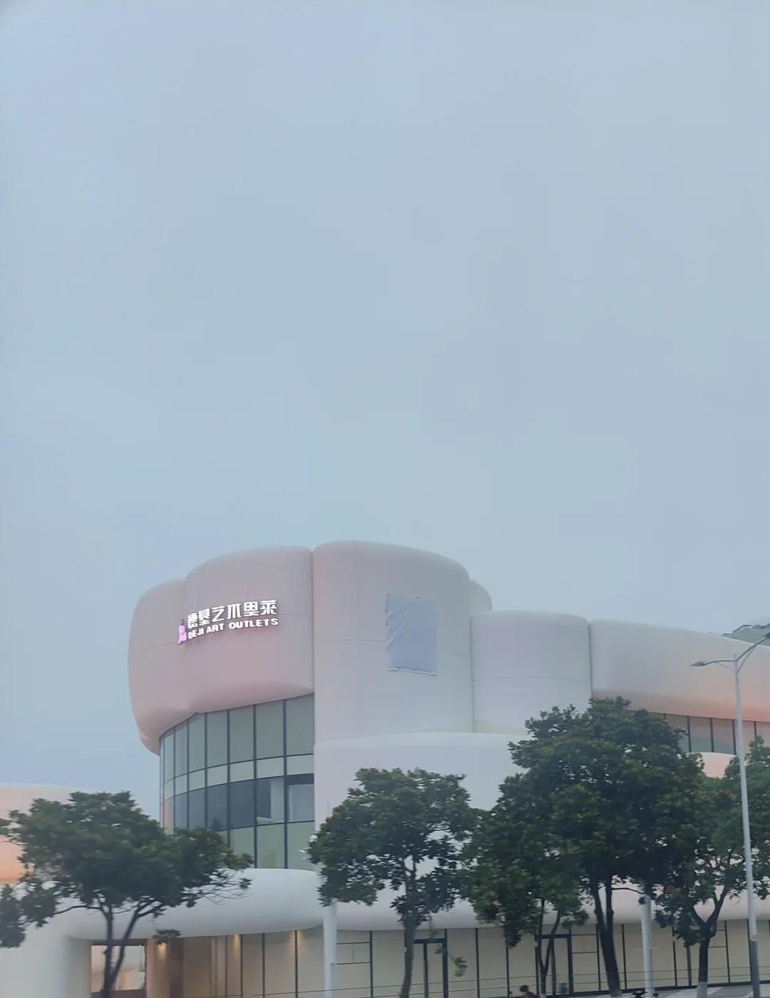 德基奥莱初见端倪，仙林新地标悄然上线
路过仙林大学城，被这座流线型建筑吸引驻足。