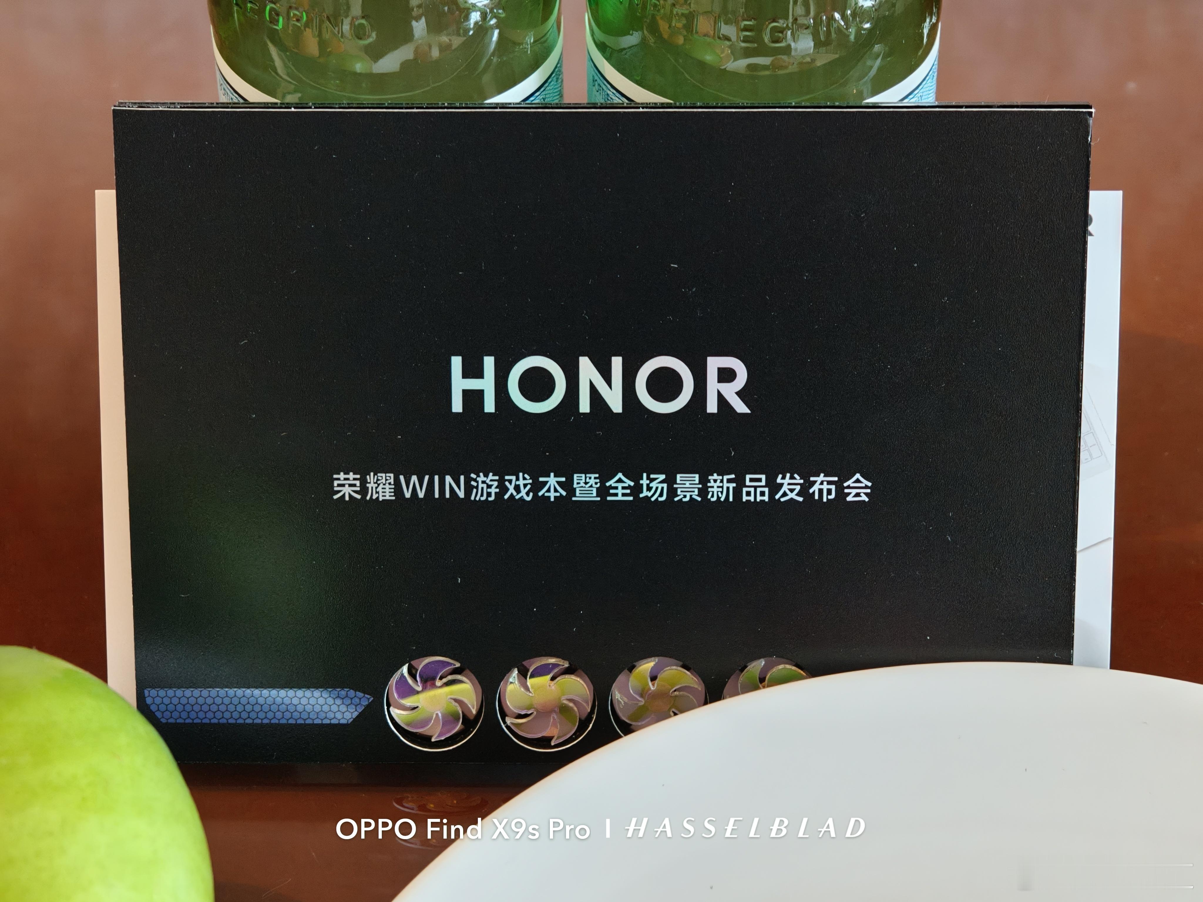 早，人还在成都，参加荣耀WIN游戏本发布会，这是荣耀首次正式做游戏本，无论是从设