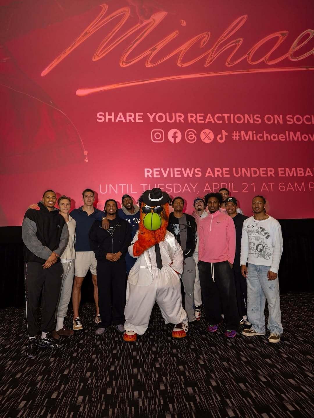 一众热火球员组团观看电影《Micheal》，未到场队员专注于伤病恢复NBA迈阿密