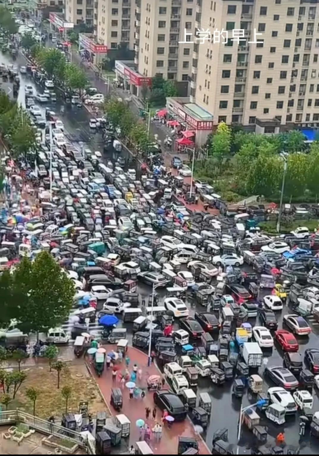 为什么国内普遍接送孩子上学，国外大多不用？
 
实拍清晨校门口这一幕，堵车人山人