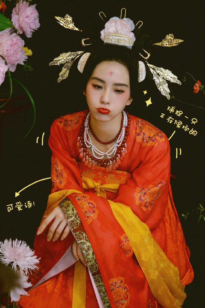 #刘诗诗春晚候场嘟嘴照#刘诗诗春晚唐装造型真的好惊艳，候场嘟嘴照萌鼠[抱一抱] 