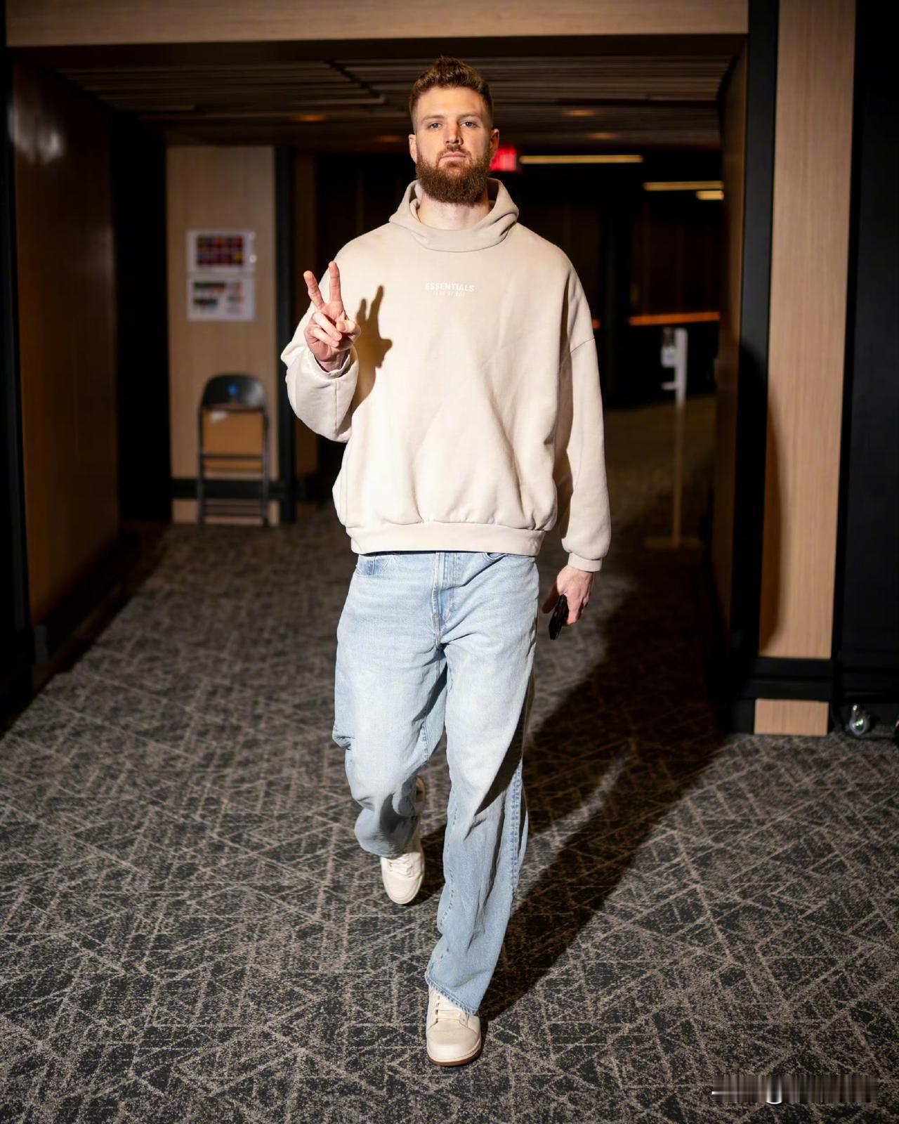 这就是阿特金森不把韦德撤下首发的原因么？

根据 NBA 官网的对位数据显示，骑