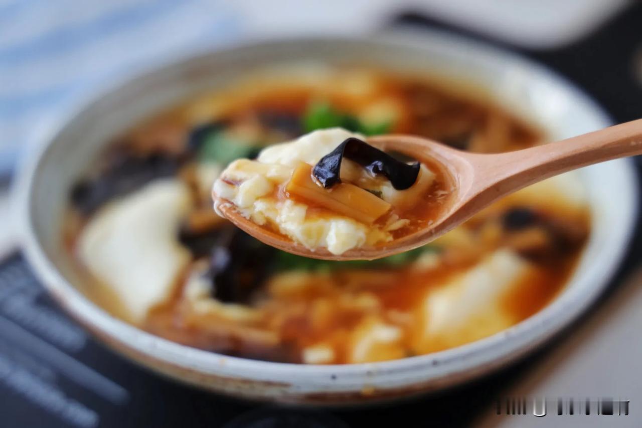 北京的早餐吃点啥？

1.豆腐脑：北京的豆腐脑有软硬两种，软豆腐脑口感细腻，搭配