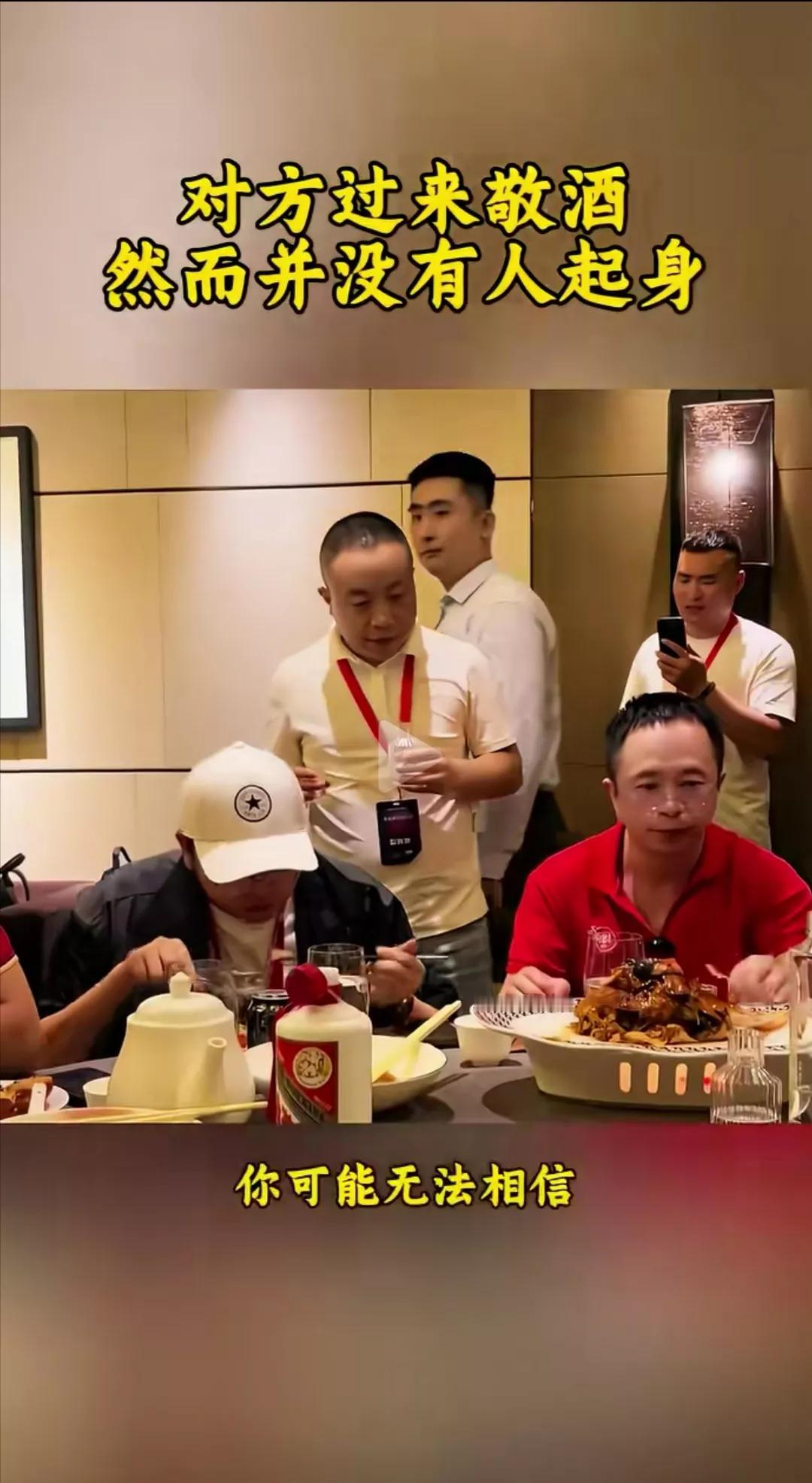 周鸿祎不接敬酒人的茬，排除他对此人有意见，否则就是傲慢。
如果换一个他认为比他厉