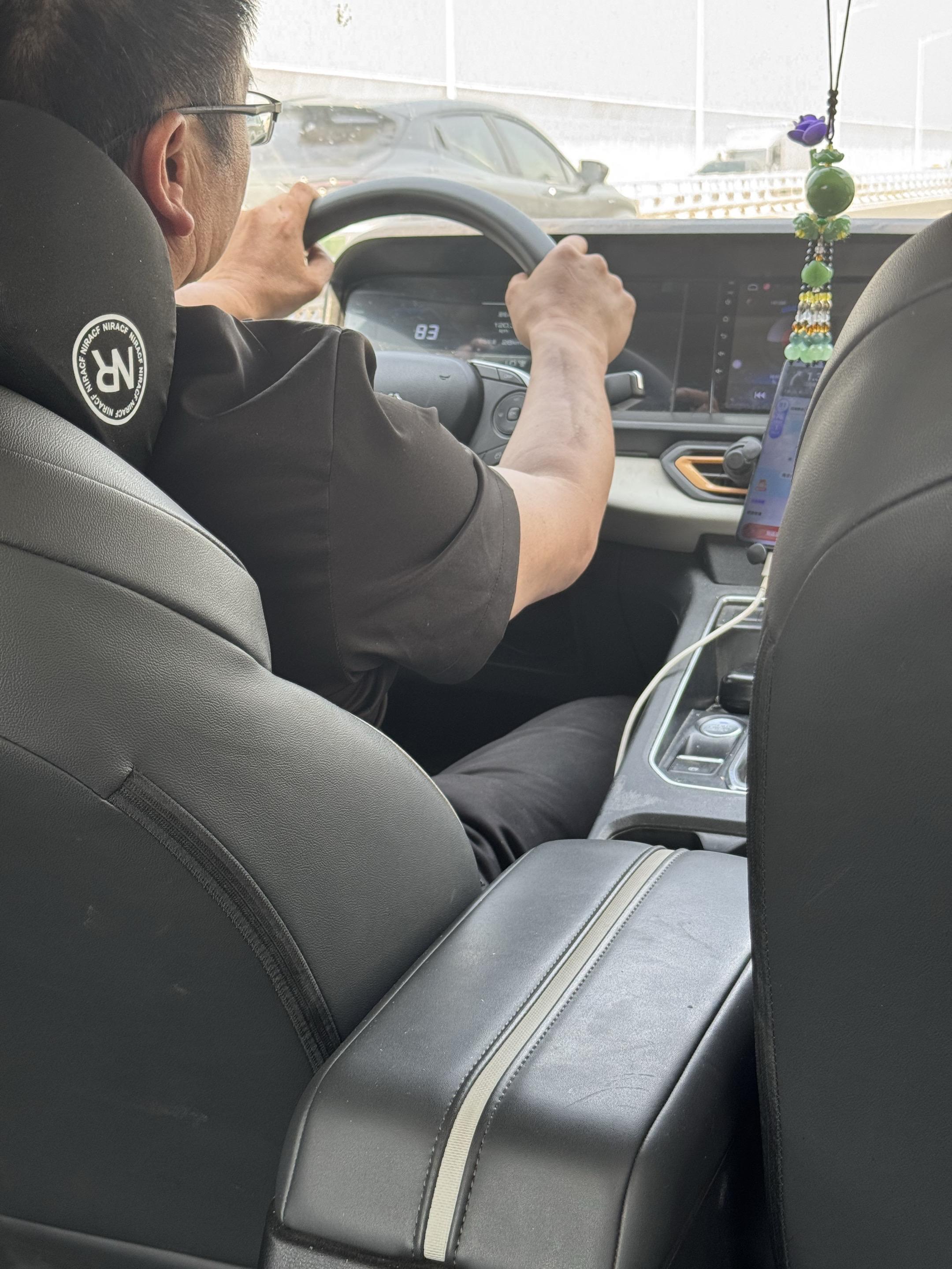 今天我的亲人给我打车的，她不知道定位，告诉我应该是小区西北门，我就去了...