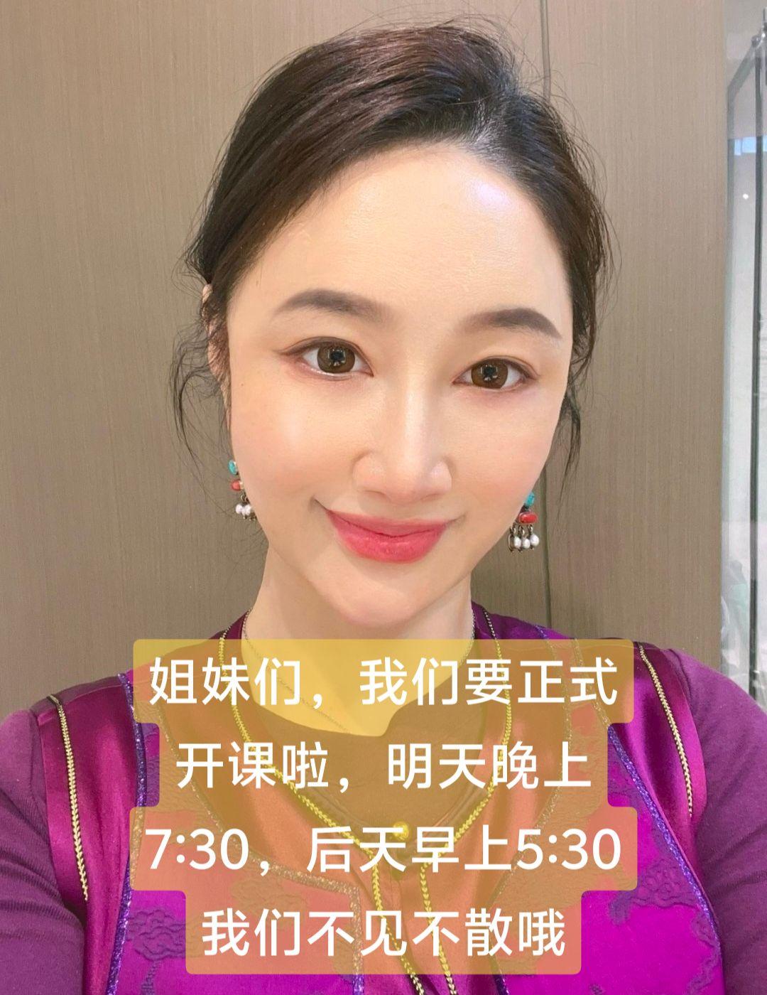 人生没有最好的年龄， 只有最好的心态。 我们争不过岁月， 也跑不过时间...