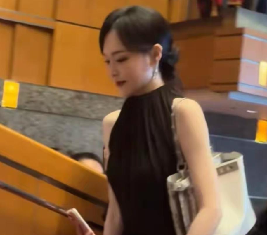 唐嫣参加女儿幼儿园活动，一身黑裙优雅漂亮，6岁小小糖快毕业了
娱乐