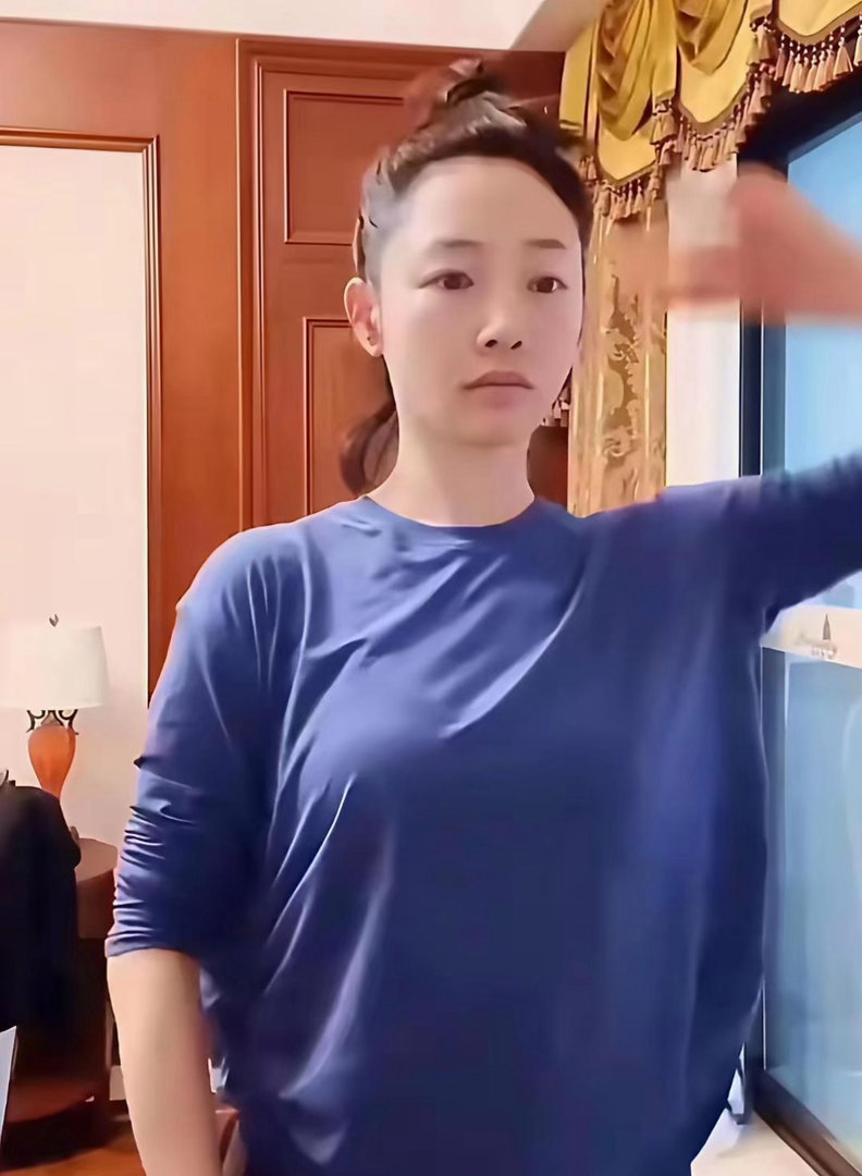41岁白百何无妆出镜，褪去妆容依旧大方舒展，状态十分在线。 